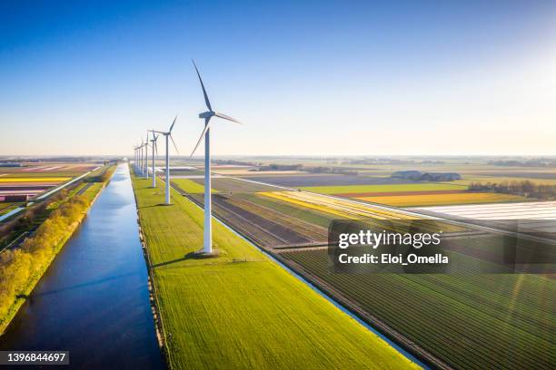 generación de energía eólica. concepto de energía limpia. tubines de viento en holanda - dique fotografías e imágenes de stock