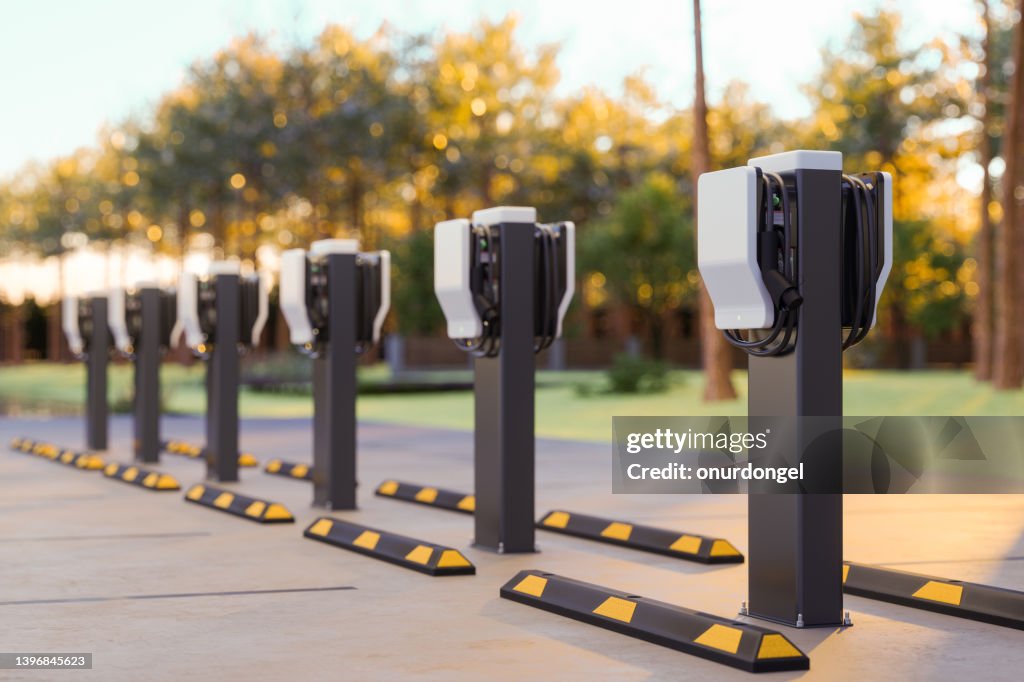 Ladestation für Elektroautos auf dem Parkplatz im Freien