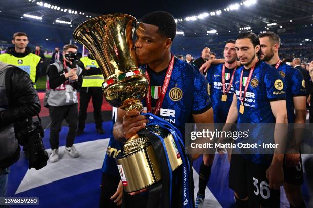 Denzel Dumfries of FC Internazionale celebrate with the trophy after winning the oppa Italia Final match between Juventus and FC Internazionale at...