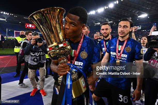 Denzel Dumfries of FC Internazionale celebrate with the trophy after winning the oppa Italia Final match between Juventus and FC Internazionale at...