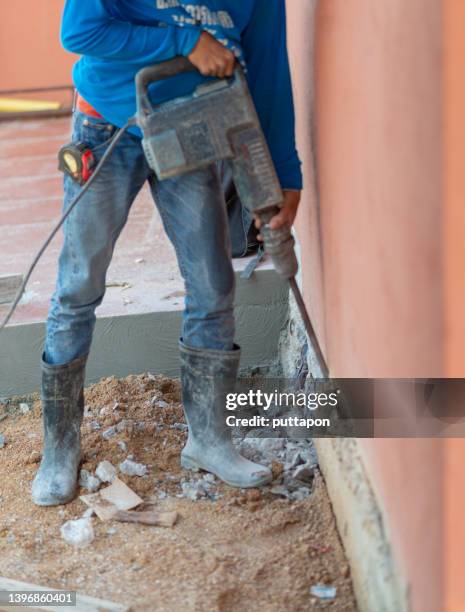 a worker is extraction of cement walls plasterers are decorating the edges of the plaster - stock photo - bloque de hormigón fotografías e imágenes de stock