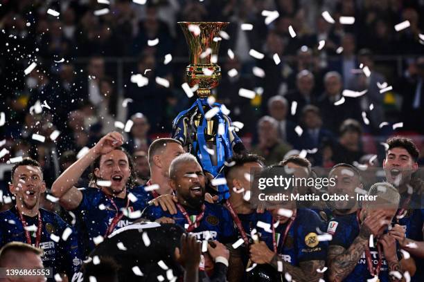 Samir Handanovic FC Internazioanle lifts the trophy after winning the Coppa Italia Final match between Juventus and FC Internazionale at Stadio...