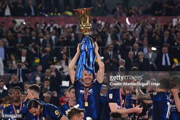 Samir Handanovic FC Internazioanle lifts the trophy after winning the oppa Italia Final match between Juventus and FC Internazionale at Stadio...