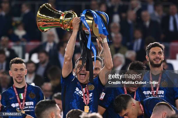 Alexis Sánchez of FC Internazioanle lifts the trophy after winning the Coppa Italia Final match between Juventus and FC Internazionale at Stadio...