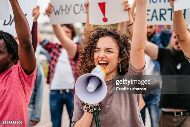 menschen im globalen streik für den klimawandel - aktivist stock-fotos und bilder