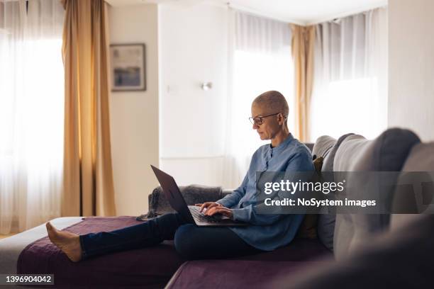 femme vivant avec le cancer, travaillant à domicile - completely bald stock photos et images de collection