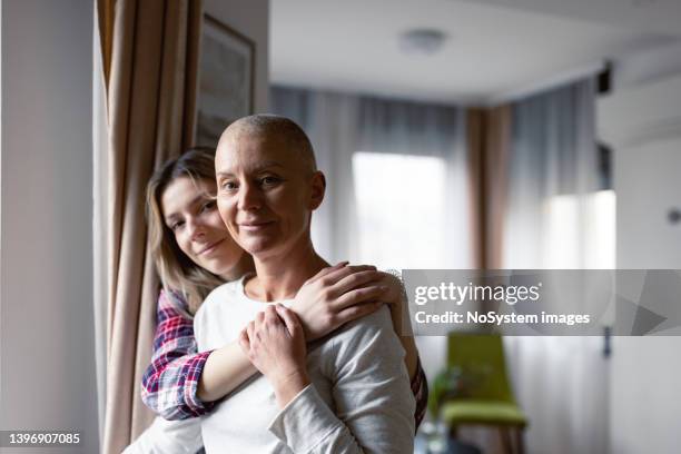 woman with cancer and her daughter - woman home with sick children imagens e fotografias de stock