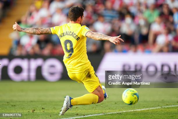 Paco Alcacer of Villarreal CF scores their side's third goal during the La Liga Santander match between Rayo Vallecano and Villarreal CF at Campo de...
