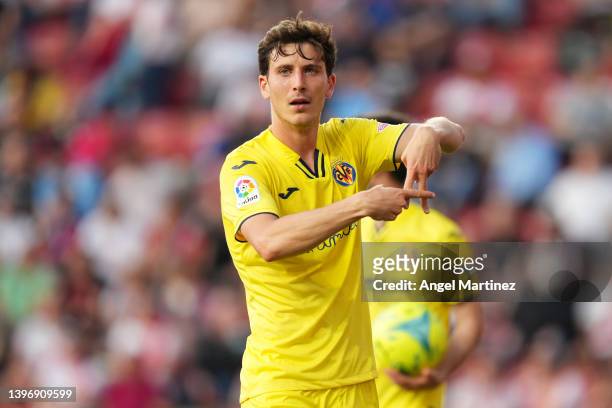 Pau Torres of Villarreal CF celebrates after scoring their side's fourth goal during the La Liga Santander match between Rayo Vallecano and...