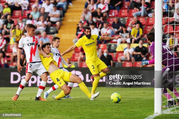 Pau Torres of Villarreal CF scores their side's fourth goal during the La Liga Santander match between Rayo Vallecano and Villarreal CF at Campo de...