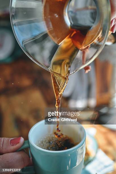frisch gebrühten kaffee in der heimischen küche zubereiten - brewed coffee stock-fotos und bilder
