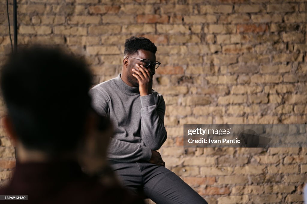 Dificuldade em controlar as emoções durante uma entrevista. Homem chorando durante a entrevista
