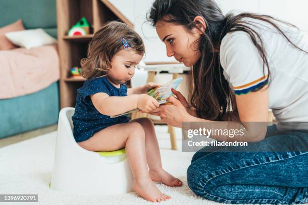 potty training - zindelijkheidstraining stockfoto's en -beelden