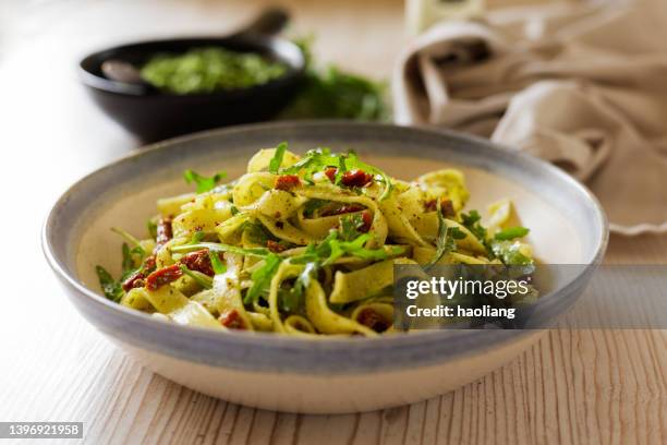 gesunde tagliatelle mit veganem rucola-pesto - rucola stock-fotos und bilder