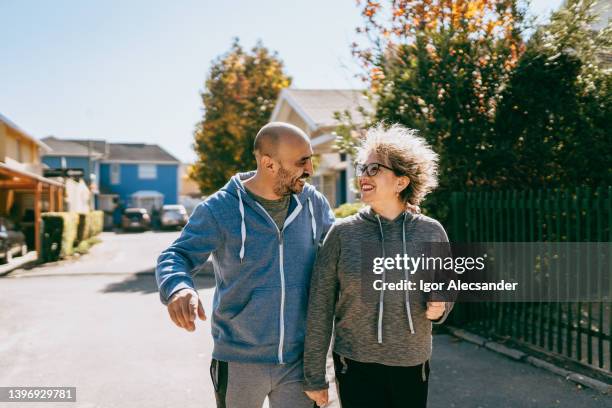 chilean couple walking in the morning - wandelen lichaamsbeweging stockfoto's en -beelden