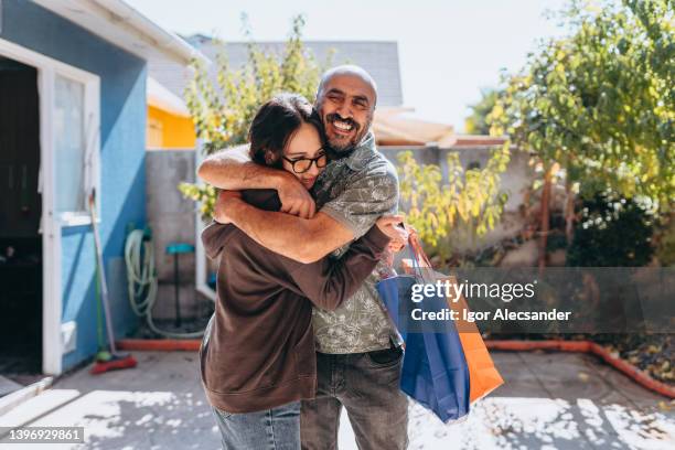 father and daughter hugging - een dag uit het leven serie stockfoto's en -beelden