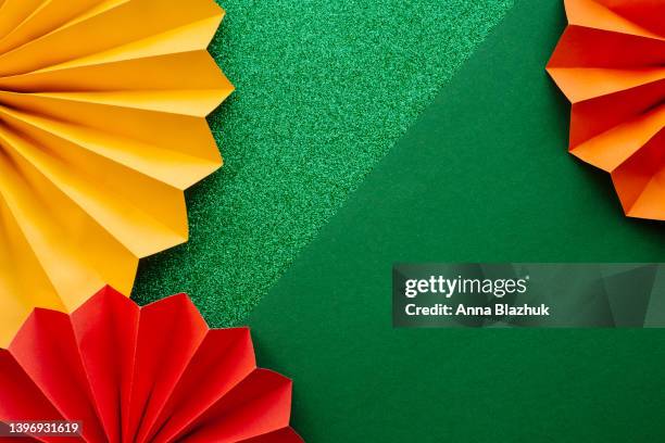 paper fans and green background for copy space, colors of juneteenth holiday. - juneteenth celebration stock pictures, royalty-free photos & images