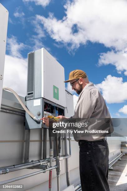 ingenieur für die wartung eines energieeffizienten hauses - batteriespeicher stock-fotos und bilder