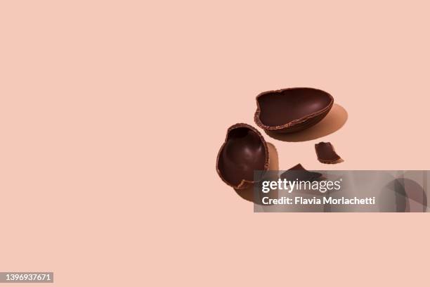 chocolate easter egg broken - chocolate easter egg stock pictures, royalty-free photos & images