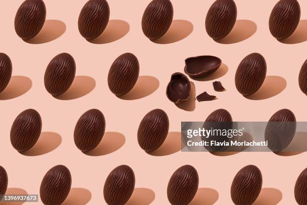 chocolate easter egg pattern - chocolate easter egg stock pictures, royalty-free photos & images