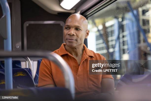 viajar en el autobús público - man riding bus fotografías e imágenes de stock