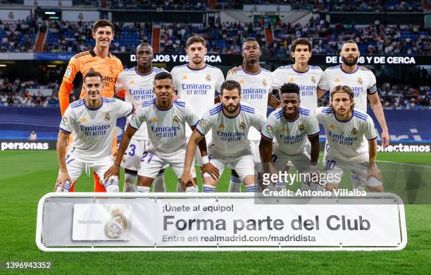 Team of Real Madrid CF line up for a photo prior to the kick off during the La Liga Santader match between Real Madrid CF and Levante UD