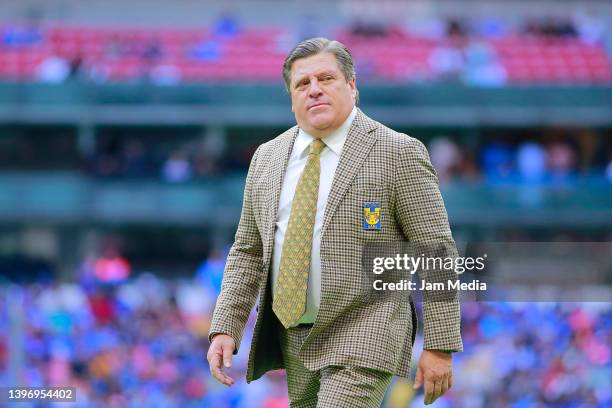 Miguel Herrera head coach of Tigres looks on during the quarterfinals first leg match between Cruz Azul and Tigres UANL as part of the Torneo Grita...