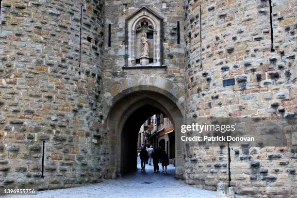 porte narbonnaise, carcassonne, france - old castle entrance stockfoto's en -beelden