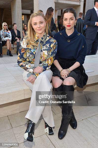 Chloë Grace Moretz and Ana de Armas attend Louis Vuitton's 2023... Foto