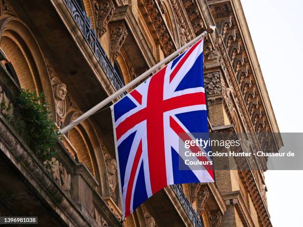 the british flag in front of a victorian building in london - britse cultuur stockfoto's en -beelden