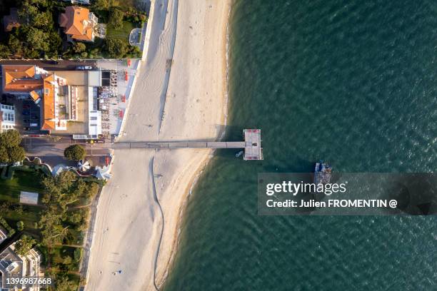 jetée du moulleau, arcachon - arcachon fotografías e imágenes de stock