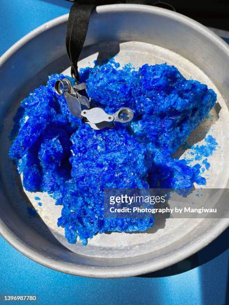 copper pentasulfate crystals - kobaltsulfat stock-fotos und bilder