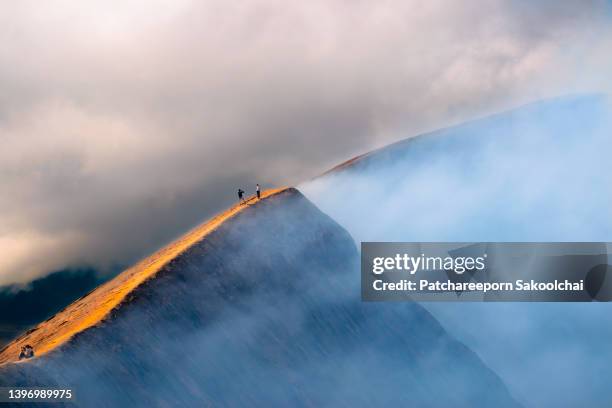 high of the view - sunrise mountain peak 個照片及圖片檔