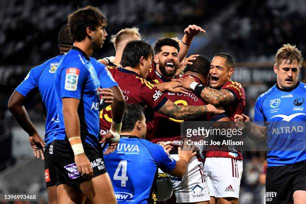 The Highlanders celebrate a try scored by Andrew Makalio during the round 13 Super Rugby Pacific match between the Highlanders and the Western Force...
