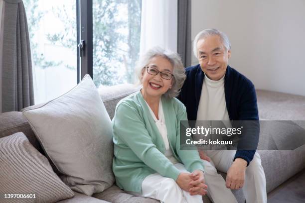 portrait d’un couple de personnes âgées asiatiques se relaxant dans un salon moderne. - elderly care japanese photos et images de collection