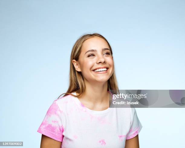 cheerful teenage girl wearing t-shirt - 露齒的笑容 個照片及圖片檔