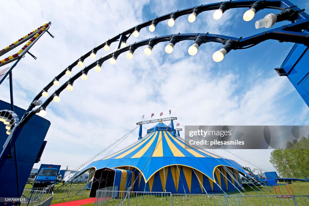 Circus Big Top y arco de entrada iluminado, Cambridge, Inglaterra