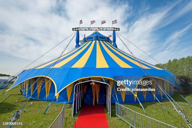 circus big top weitwinkel-nahaufnahme, cambridge, england - zirkuszelt stock-fotos und bilder