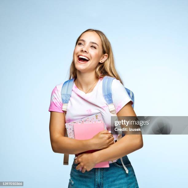 adolescente feliz com mochila e diários - 16 17 anos - fotografias e filmes do acervo