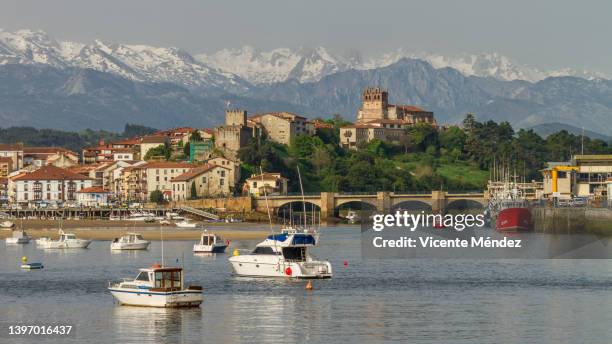 view of san vicente de la barquera on a sunny spring morning - cantabria stock-fotos und bilder