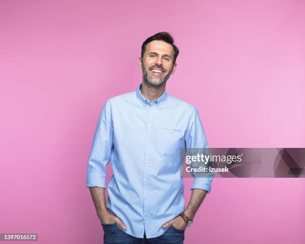 homme confiant avec les mains dans les poches - chemise homme photos et images de collection