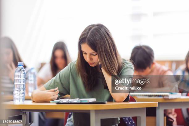 alumnos en clase en la escuela - quiz fotografías e imágenes de stock