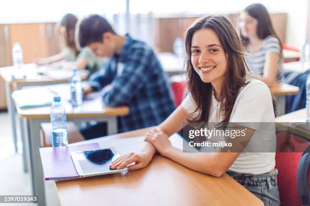 élèves sur la classe à l’école - high school student photos et images de collection