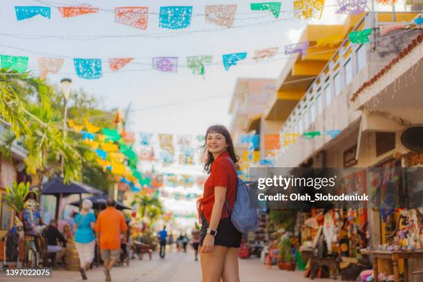 femme marchant dans la rue au mexique - playa del carmen photos et images de collection