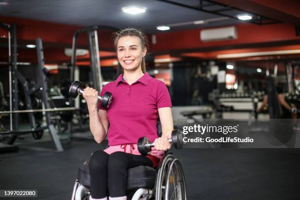 disabled woman exercising with dumbells - paraplegic woman 個照片及圖片檔