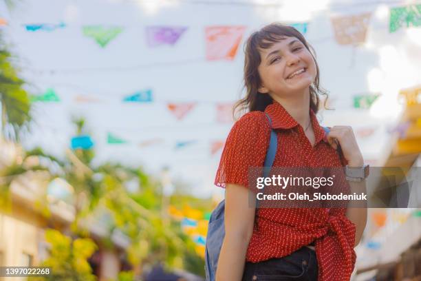 frau, die in mexiko auf der straße geht - playa del carmen stock-fotos und bilder