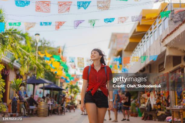 mujer caminando por la calle en méxico - cozumel fotografías e imágenes de stock