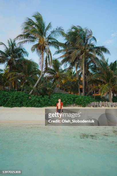mujer caminando por la orilla del mar en isla mujeres - cozumel fotografías e imágenes de stock