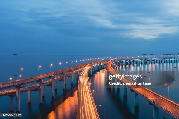 cross-sea bridge at dusk. - sterk perspectief stockfoto's en -beelden