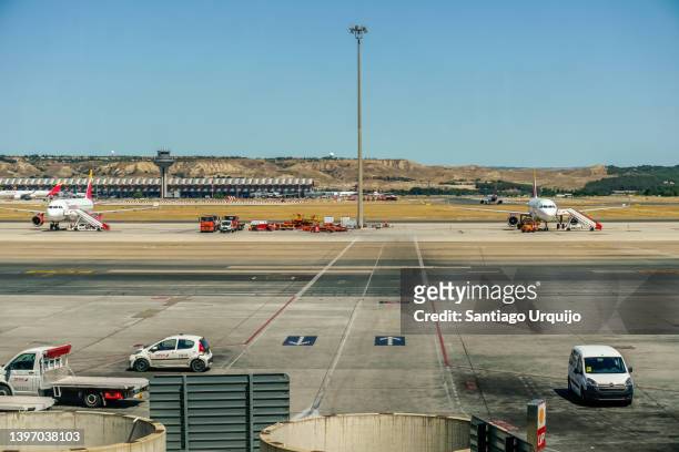 airplanes moored in madrid barajas airport - madrid barajas airport stock-fotos und bilder